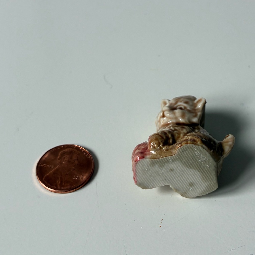 Vintage Wade England Mini Ceramic Kitten Figurine with yarn - Brown and Pink - Picture 11 of 11